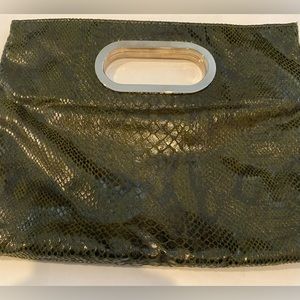 Dark green clutch. Closes with magnet. Nice dinner or lunch bag